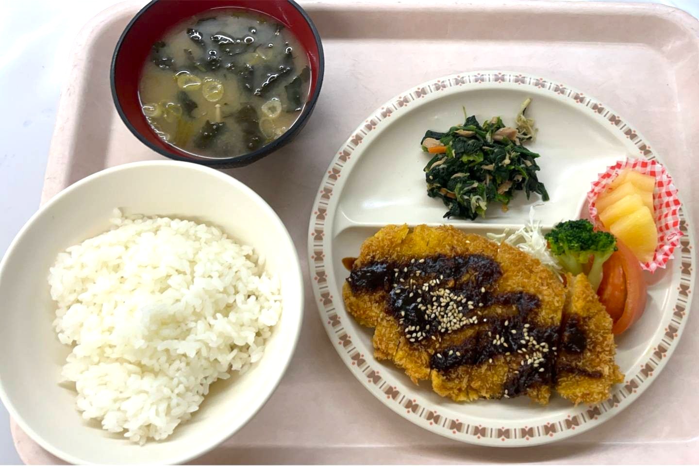 学生寮で提供している栄養バランスの良いお食事の例